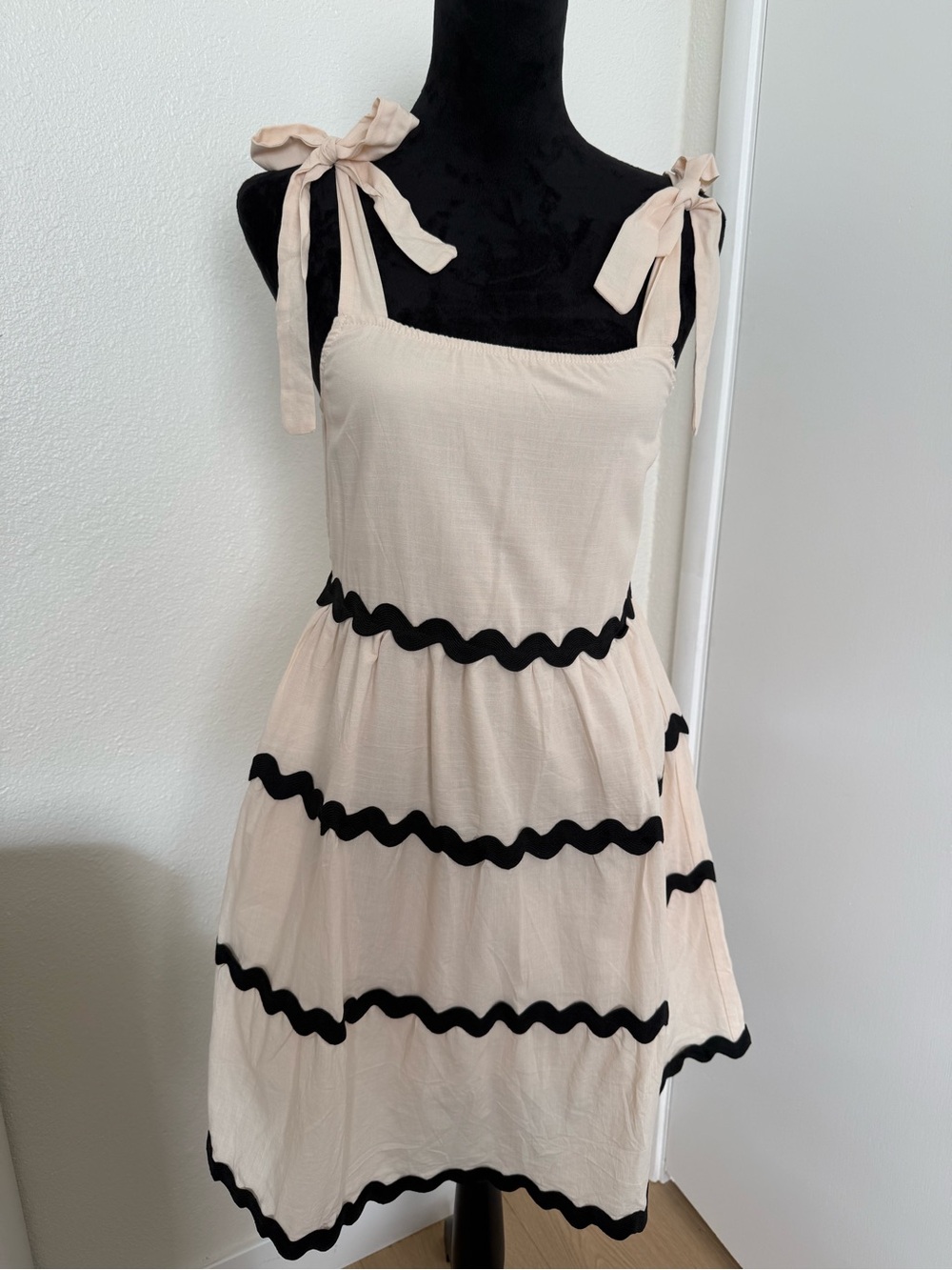 NWT Zesica Cream & Black Ric Rac Tie Strap Tiered Mini Dress Size Small